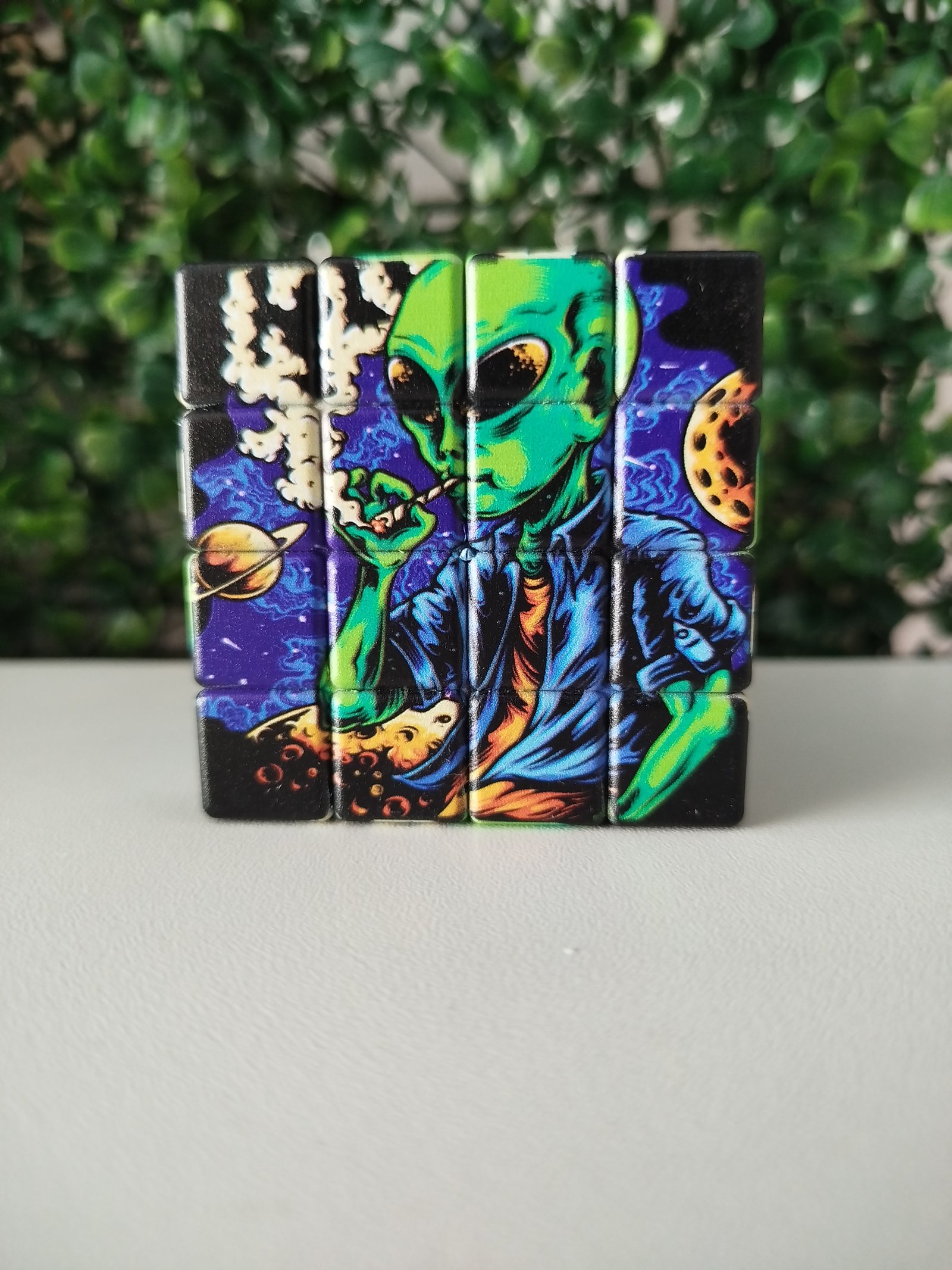 Cubo Mágico Alienígena fumando